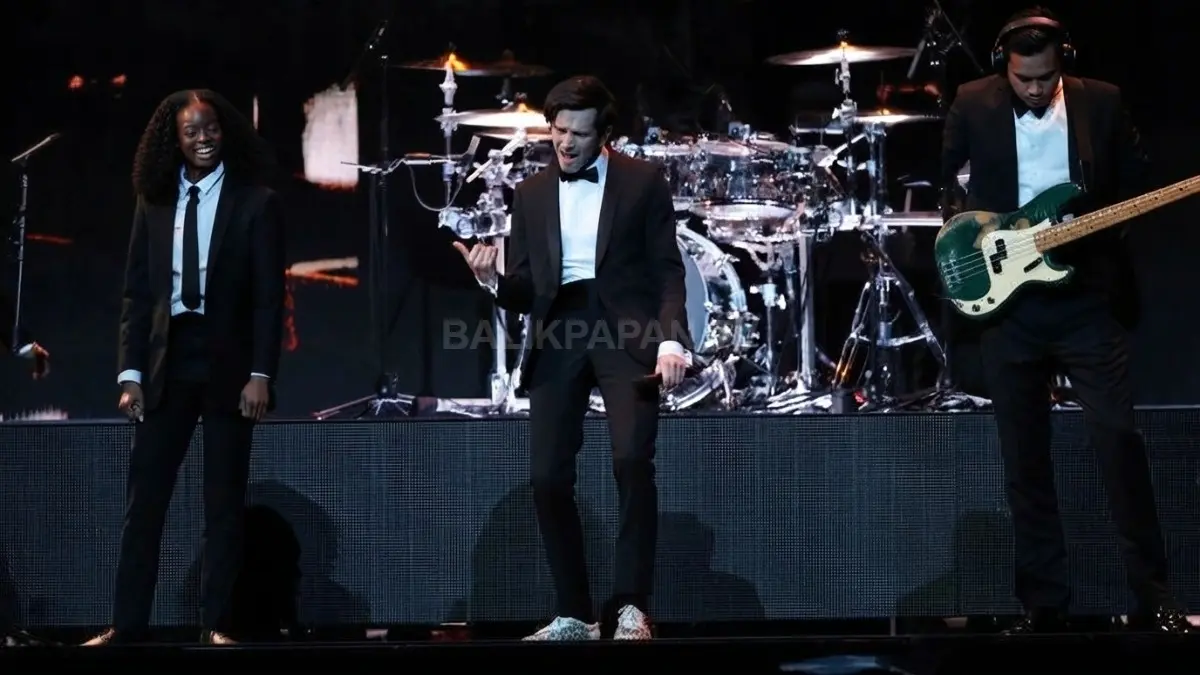 The 1975 tampil dramatis, menghadirkan atmosfer emosional yang memperkuat nuansa nostalgia lagu “About You” (BTV/AI)