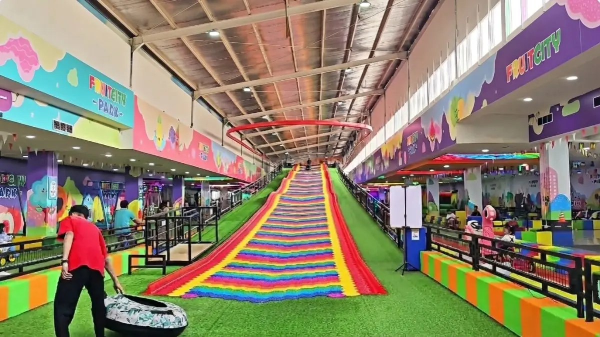 Wahana rainbow slide menjadi salah satu permainan seru bagi anak-anak di Fruitcity Park Balikpapan.