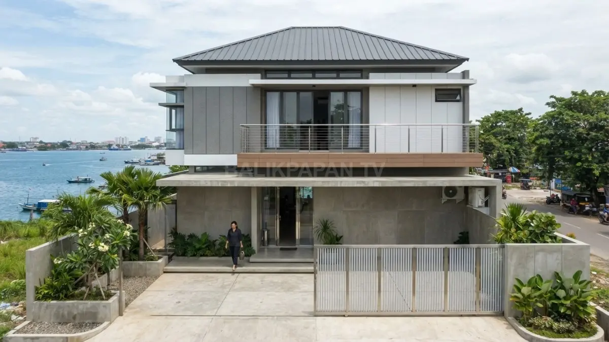 Detail arsitektur rumah pesisir berupa material tahan korosi, talang, kanopi, dan jendela yang dirancang menghadapi udara laut.