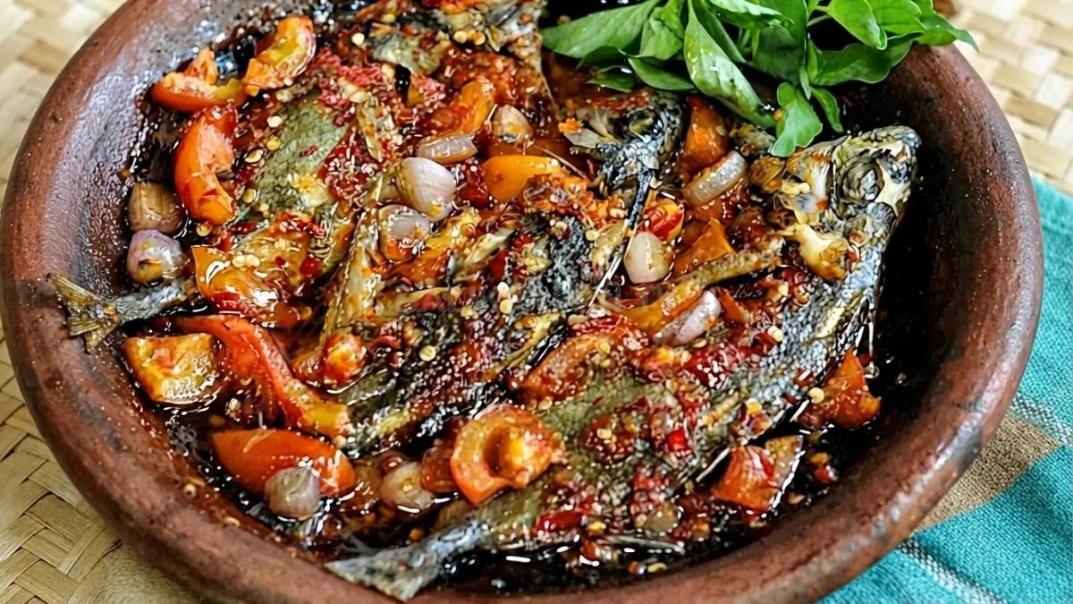 Gammi Bawis khas Bontang disajikan panas dalam cobek tanah liat bersama sambal tradisional pesisir Bontang.