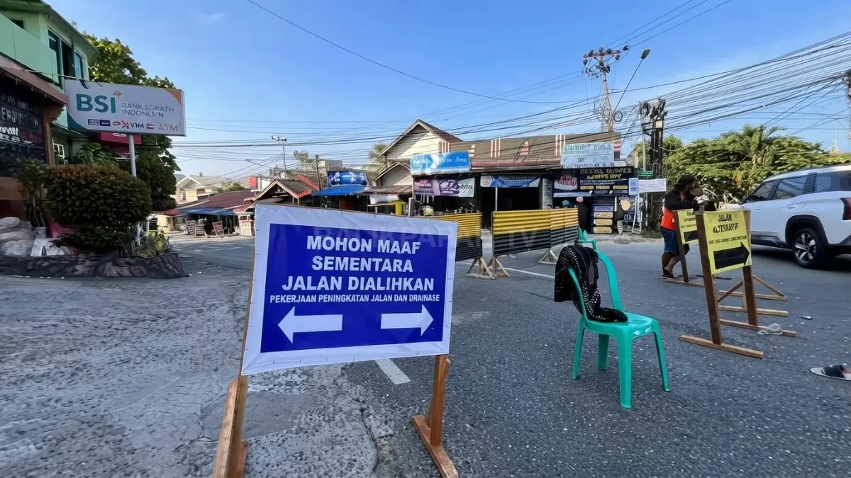 Jalan D.I. Panjaitan ditutup sementara untuk pekerjaan peningkatan jalan dan penggantian gorong-gorong. (DOK. MELLA/BALPOS)