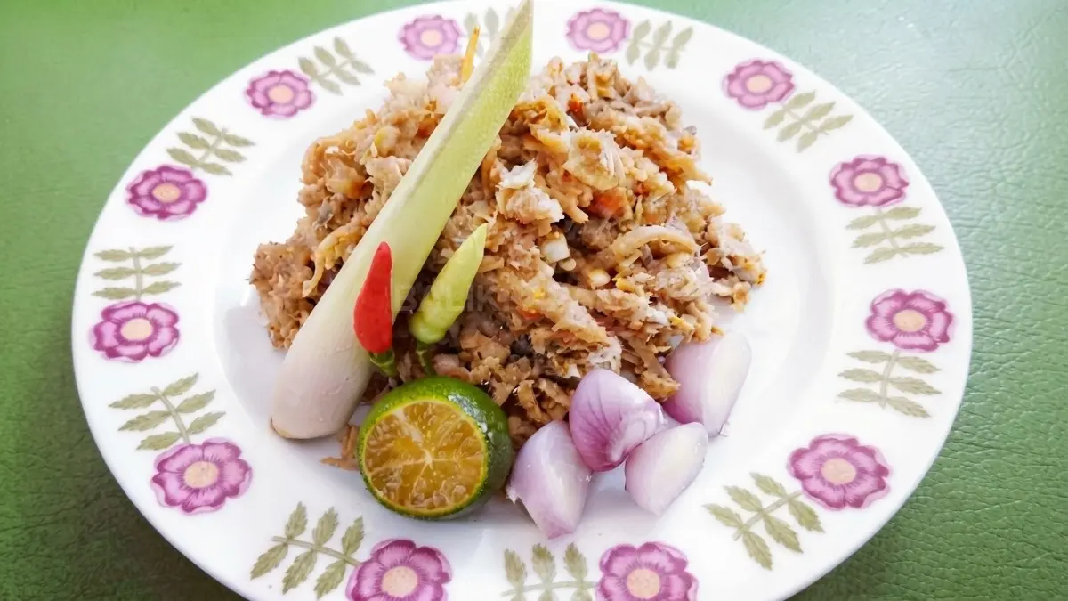 Kandas Sarai khas Dayak dengan serai muda, cabai, dan ikan air tawar disajikan bersama nasi hangat.