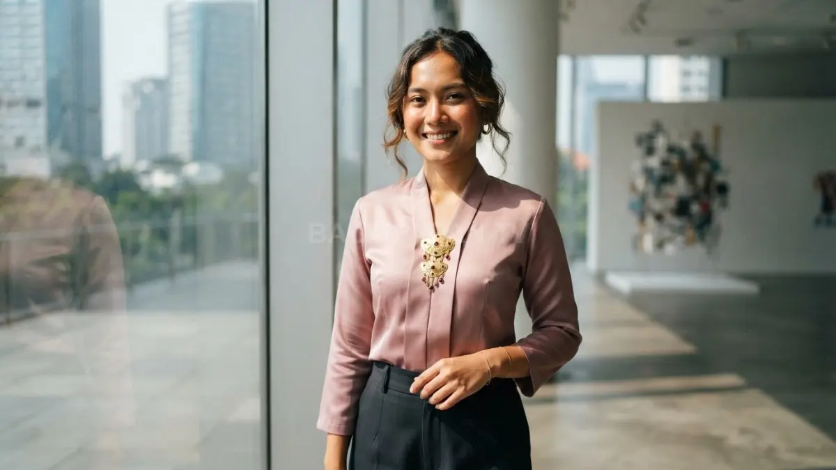 Kebaya tetap elegan dengan aksesori sederhana yang menonjolkan detail khas Kutubaru dan Encim tanpa berlebihan (BTV/AI)