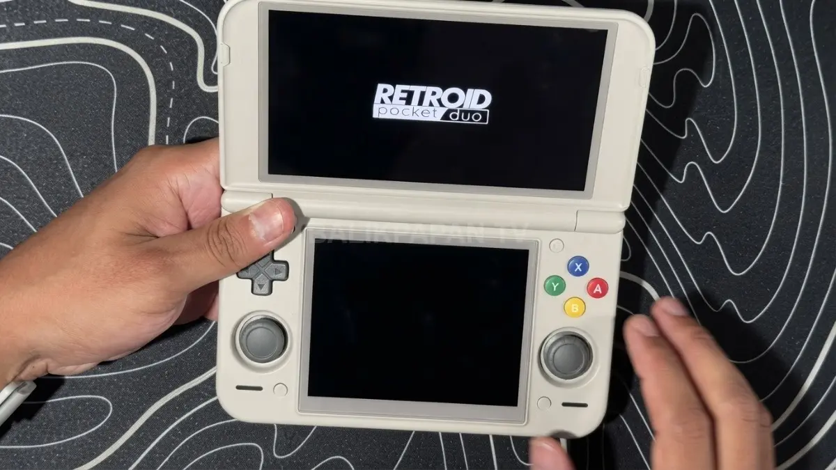 Konsol gim genggam Retroid Pocket Duo berlayar ganda dengan desain lipat yang ringkas. (BTV/Ai)