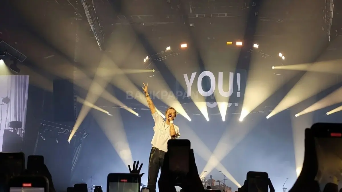 LANY tampil dengan nuansa musik emosional yang menggambarkan atmosfer lagu “you!” sebagai soundtrack kenangan cinta.(BTV/AI)