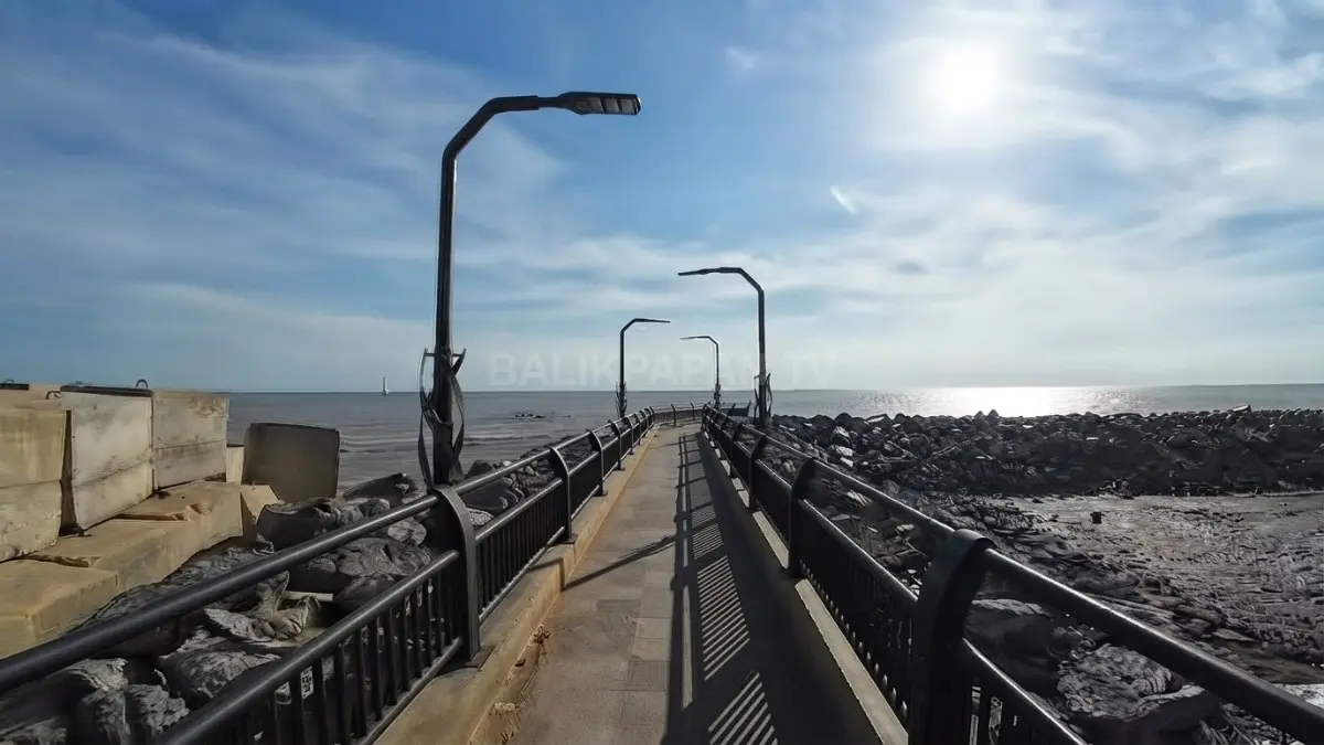 Pemandangan dermaga dan pemecah gelombang Pantai Takisung di bawah teriknya sinar matahari. (BTV/Ai)