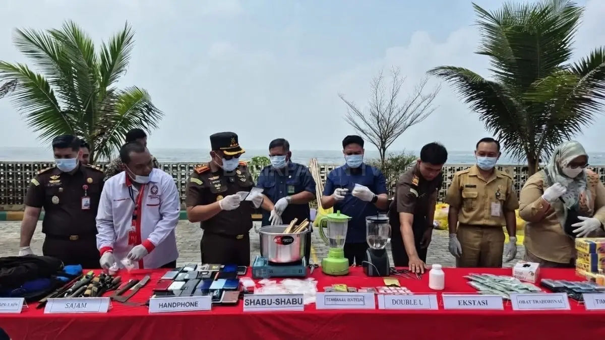 Pemusnahan barang bukti Kejari Balikpapan dilakukan dengan blender, meliputi narkotika dan obat terlarang. (DOK. IST/KP)