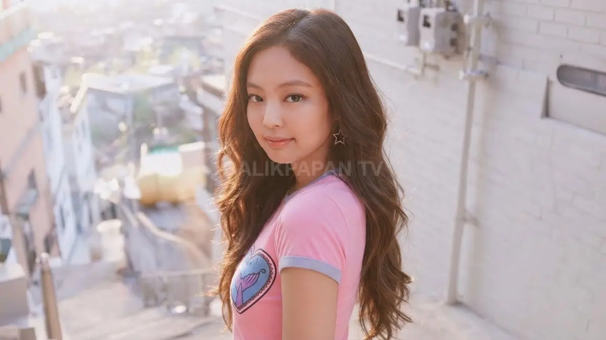 Potret memesona Jennie BLACKPINK mengenakan kaus pink kasual dengan rambut panjang terurai alami. (BTV/Ai)