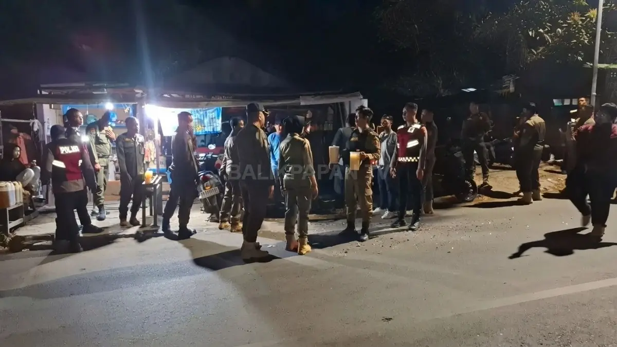 RAZIA WARUNG: Petugas gabungan memeriksa warung di Sungai Kunjang dan menemukan minuman beralkohol. (DOK. REDAKSI SAPOS)