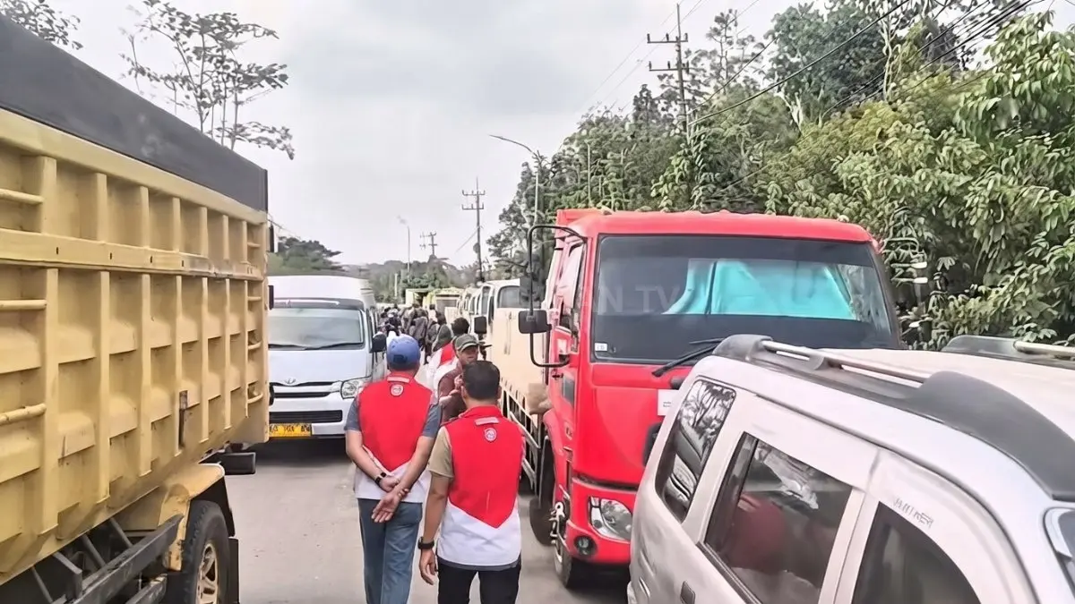 Satgas gabungan memeriksa 77 kendaraan di SPBU KM 15 untuk memastikan aturan ganjil-genap BBM subsidi berjalan tertib. (Sumber: YouTube Balikpapan TV)
