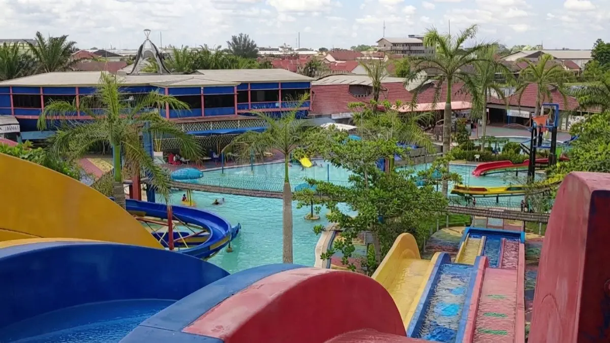 Seluncuran setinggi sekitar 13 meter menghadirkan pengalaman berbeda bagi pengunjung Waterboom Pesona Modern Banjarmasin.