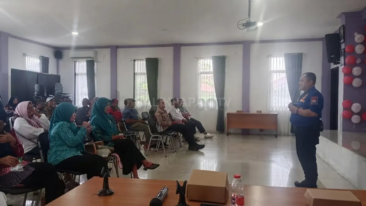 Warga Tanjung Laut Indah mengikuti pelatihan Keluarga Tanggap Kebakaran Rumah Tangga dari Disdamkartan Bontang.