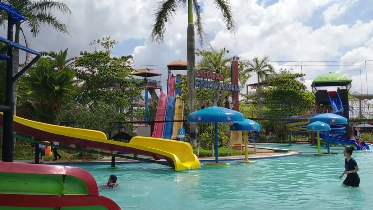 Waterboom Pesona Modern Banjarmasin menawarkan beragam wahana air untuk rekreasi keluarga sepanjang hari.