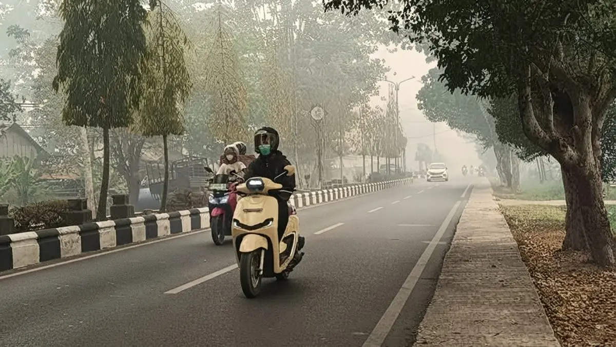 Kabut asap menyelimuti Sampit, jarak pandang pagi sempat 100 meter dan kondisi udara memburuk. (Usay Nor Rahmad/Radar Sampit)