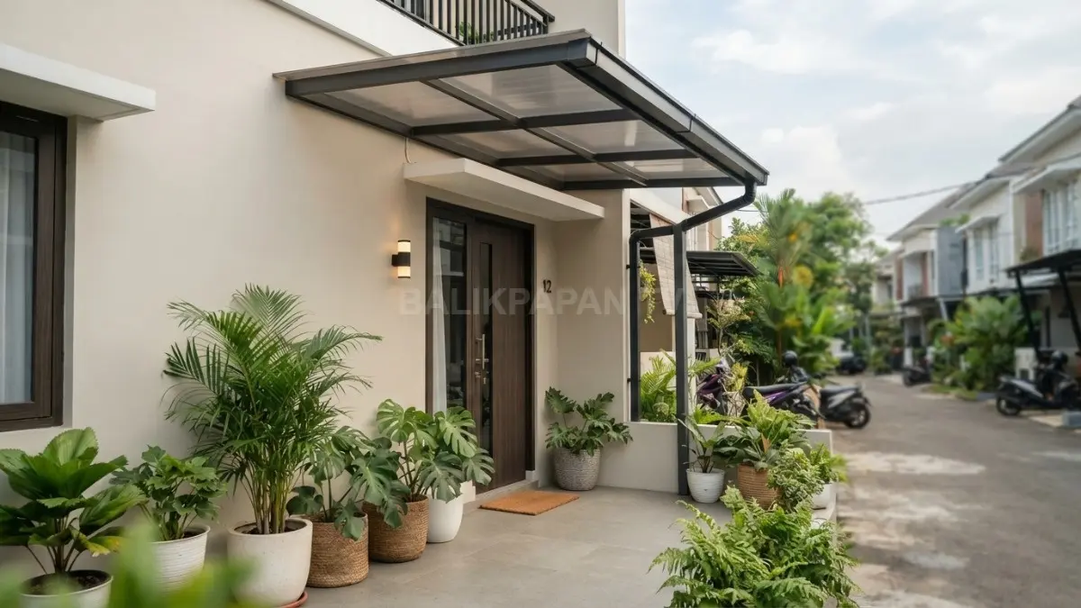 Kanopi rumah kecil dengan desain ringan melindungi teras dari hujan dan panas Balikpapan.