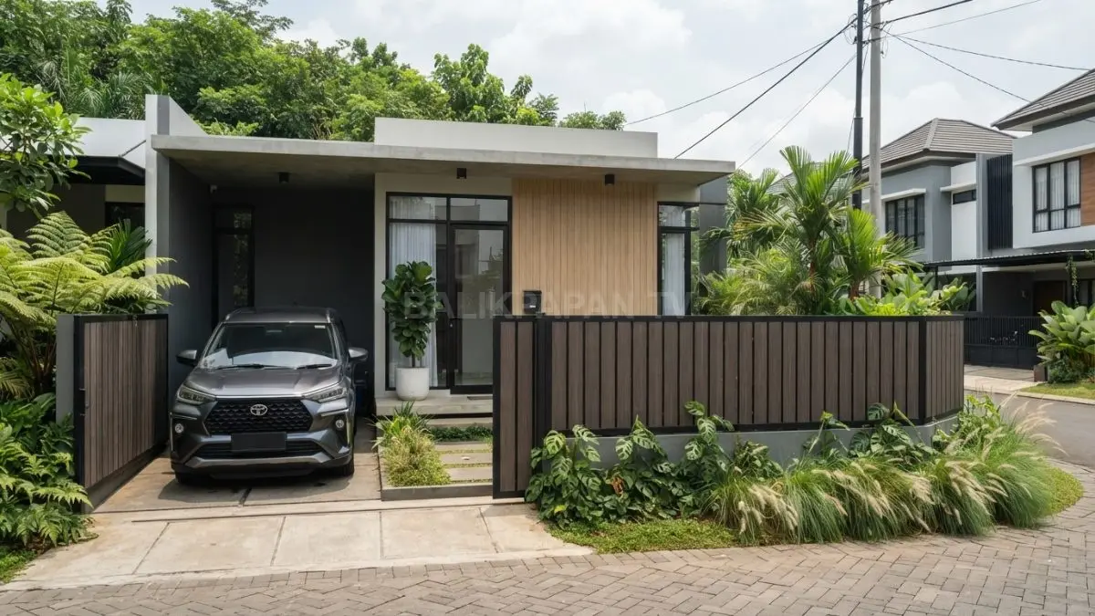Sliding gate minimalis menyatu dengan pagar, menghemat ruang pada carport sempit tanpa mengurangi tampilan fasad rumah.