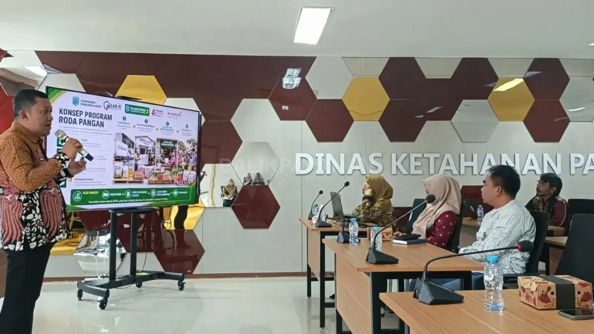 Kepala DKP Paser M. Arfah menyosialisasikan program Roda Pangan kepada mitra pangan Bulog. (Dok. NAJIB/KP)