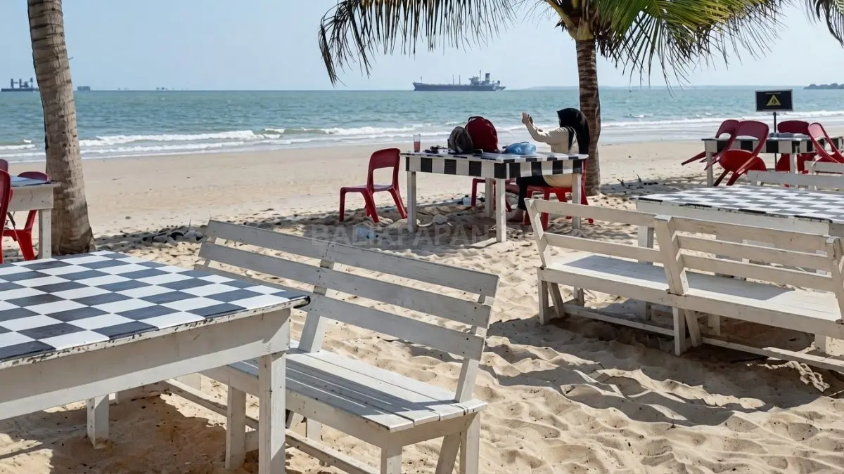 Pantai Kemala menawarkan panorama kapal tanker, wahana air, paragliding, dan kuliner tepi pantai (BTV/AI)
