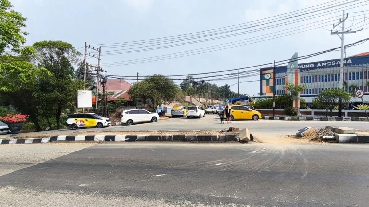 Aktivitas kendaraan dan pengunjung di sekitar RSUD Taman Husada Bontang yang membuat kebutuhan ruang parkir meningkat.