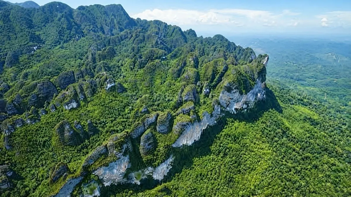 Bentang karst Sangkulirang-Mangkalihat memperlihatkan gua, hutan, dan warisan geologi Kalimantan Timur (BTV/AI)