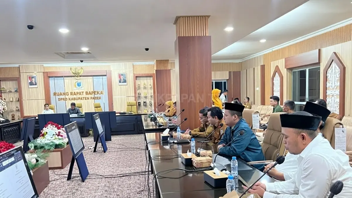 Pansus II DPRD Paser membahas Raperda Pengendalian dan Pengawasan Minuman Beralkohol dalam rapat bersama, Senin (28/9). (DOK. NAJIB/KALTIM POST)
