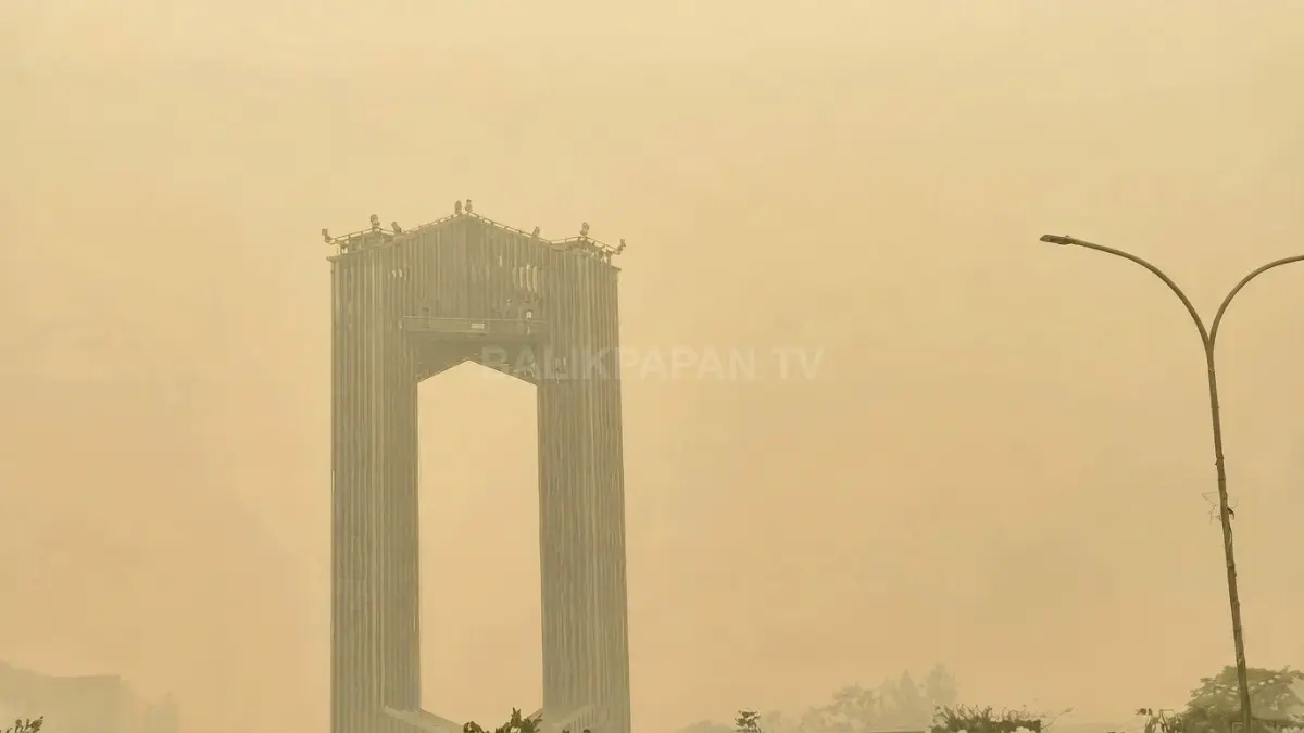 Kabut asap kembali selimuti Palangka Raya, jarak pandang menurun dan kualitas udara memburuk. (dodi/radarsampit)