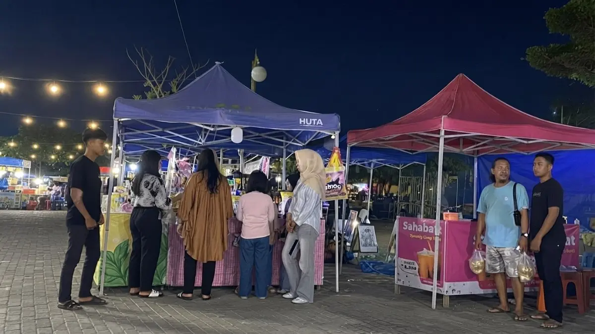 Aktivitas lapak UMKM Taman Alun-Alun PPU yang sempat dimatikan aliran listriknya