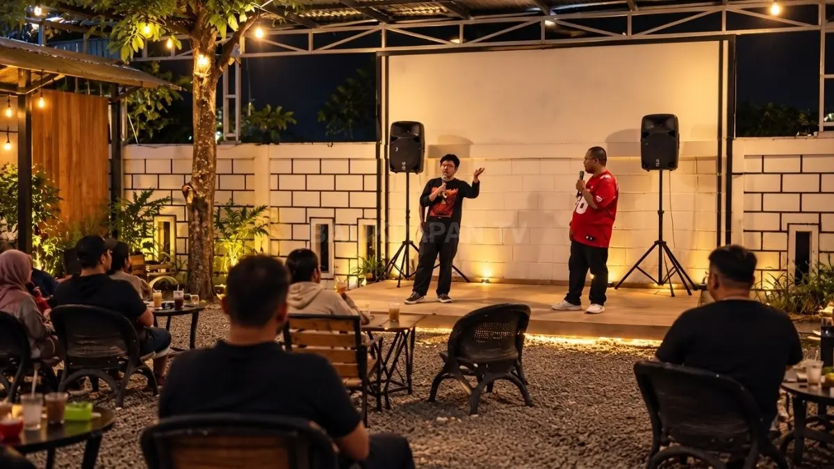 Komika lokal tampil di panggung open mic dengan mikrofon dan penonton di sebuah kafe di Tenggarong.