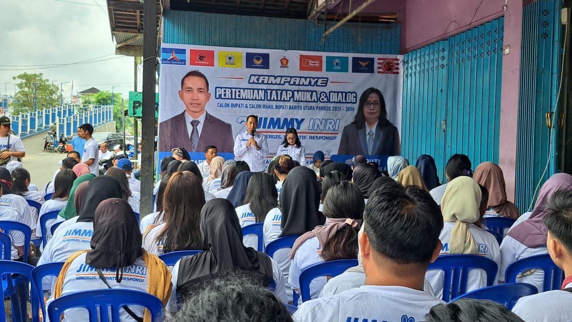Warga Jalan Panglima Batur Muara Teweh mendengarkan pemaparan program dari calon bupati dan wakil bupati Barito Utara, H Jimmy Carter-Inriaty Karawaheni, Kamis (17/7).
