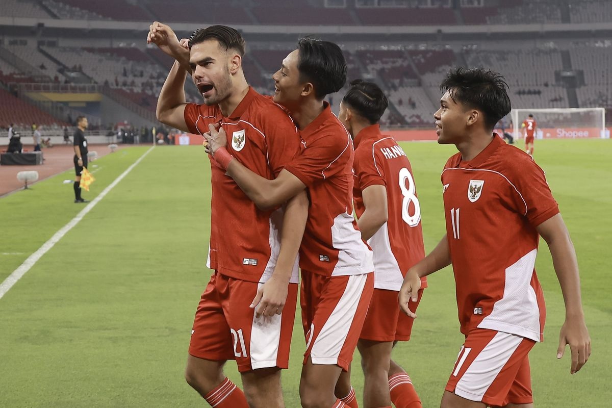 Jens Raven (kiri) bersama rekannya berselebrasi usai membobol gawang Timnas U23 Brunei Darussalam dalam pertandingan penyisihan Grup A Piala AFF U-23 2025 di Stadion Utama Gelora Bung Karno (SUGBK)