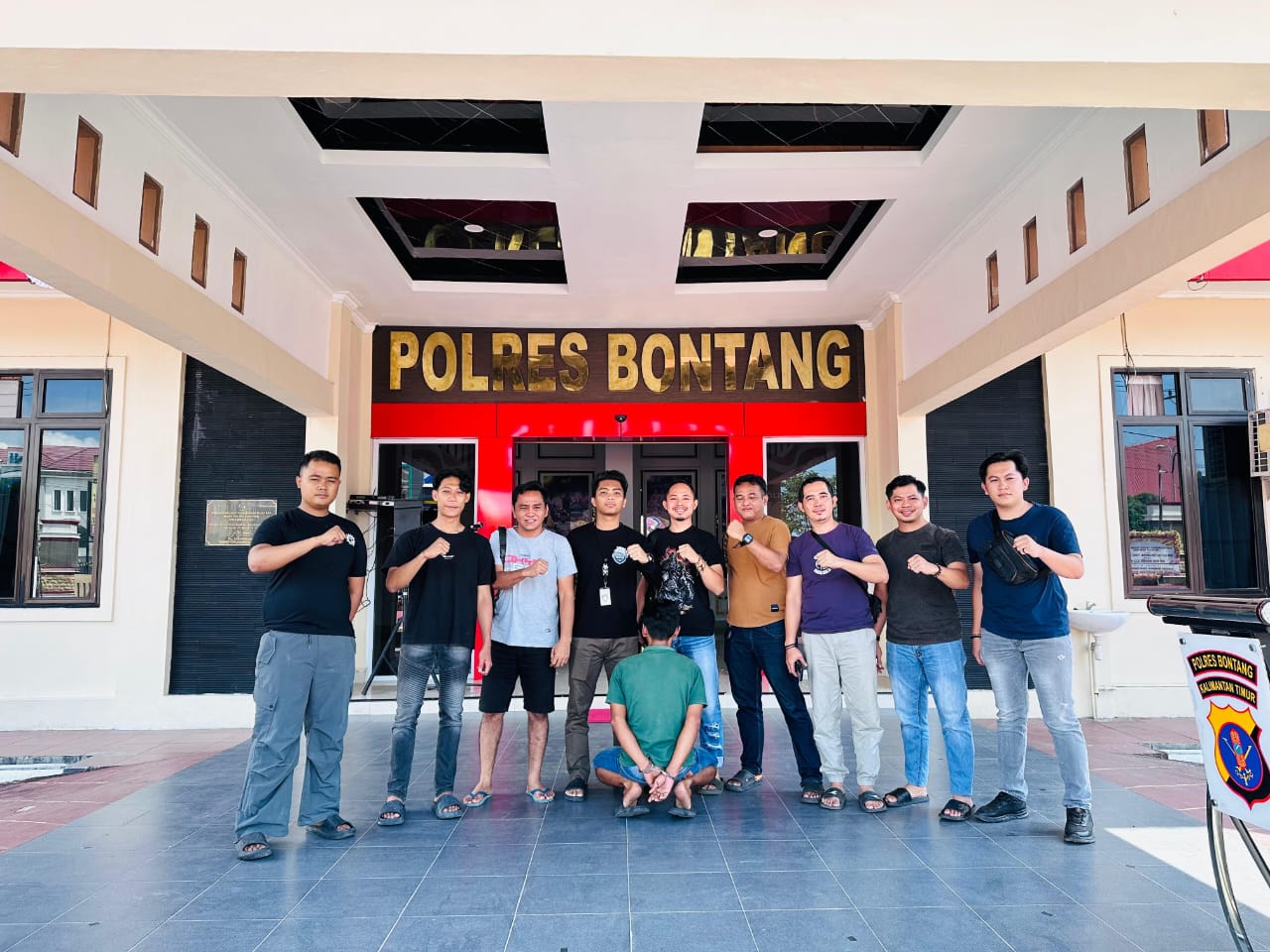 DIAMANKAN : Anggota Polsek Dustim bersama Reskrim Polres Bontang  mengamankan pelaku penggelapan motor berinsiial SR, belum lama ini.