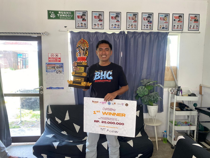 JUARA INTERNASIONAL: Muhammad Andi pengusaha Barbershop Palangka Raya juara 1 Solo Barber Battle Of Bali Barber Expo 2025, Minggu (13/7).FOTO: SHAFA KAMILA/KALTENG POS