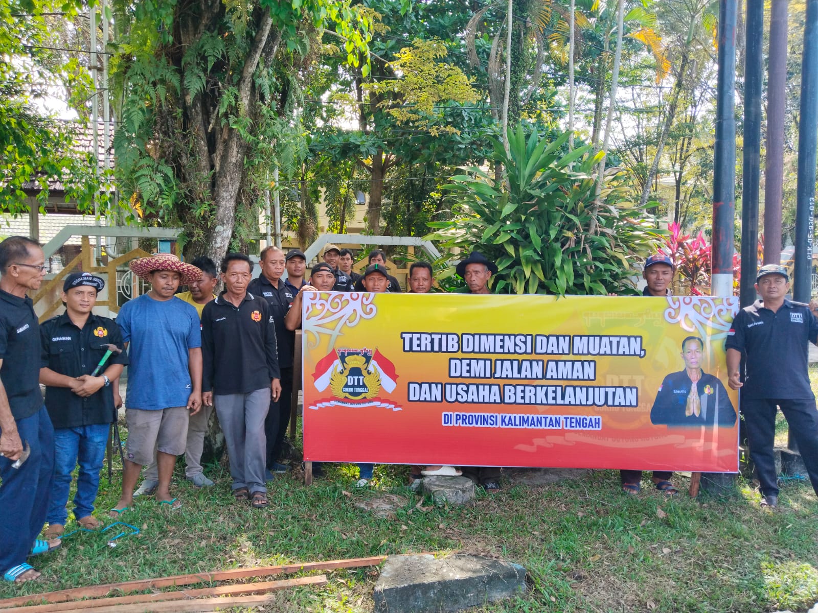 Para anggota Komunitas DTT Cokro Tunggal memasang spanduk dukungan kepada program Zero ODOL yang digagas oleh Gubernur Kalteng H Agustiar Sabran.AGUS JAYA/KALTENG POS