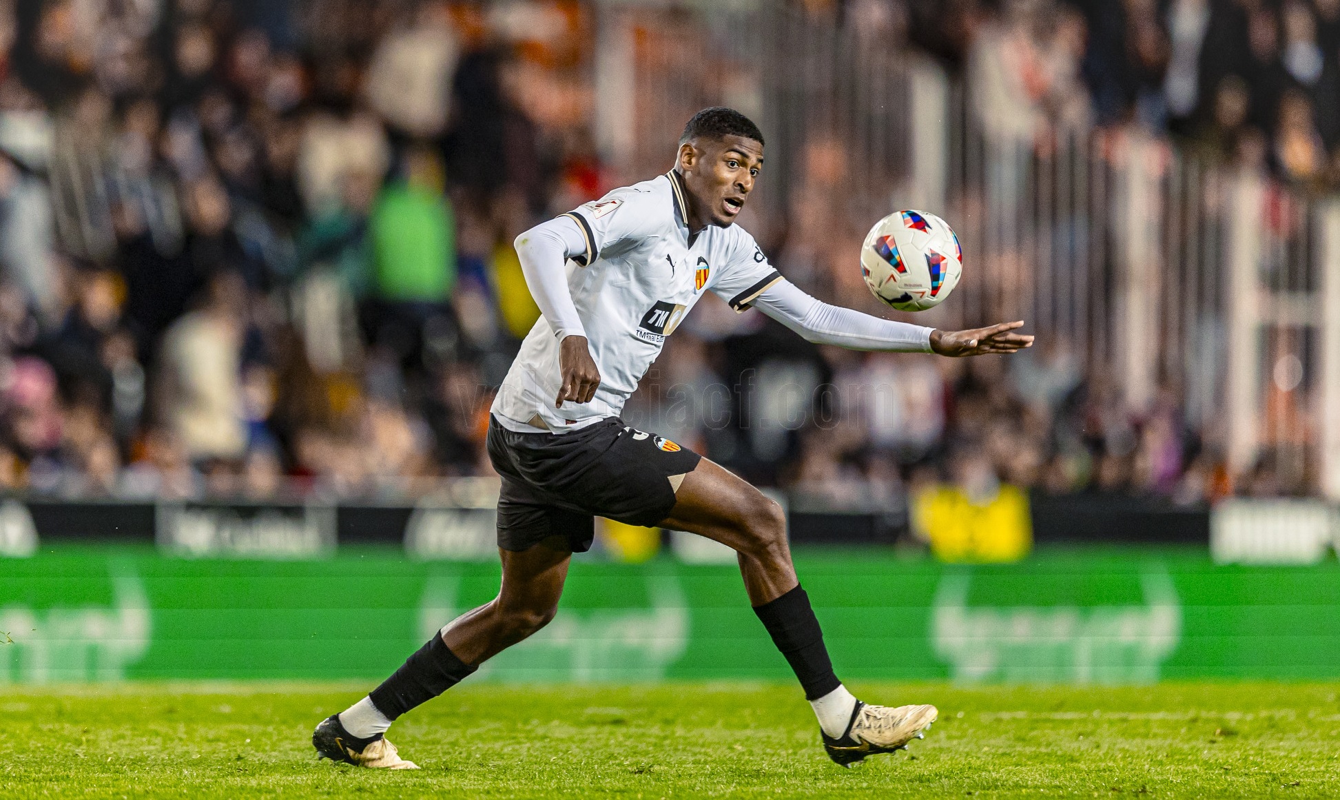 Upaya Arsenal mendatangkan Cristhian Mosguera dari klub Spanyol Valencia masih tersendat karena persoalan medis. (Sumber: situs resmi Valencia CF)