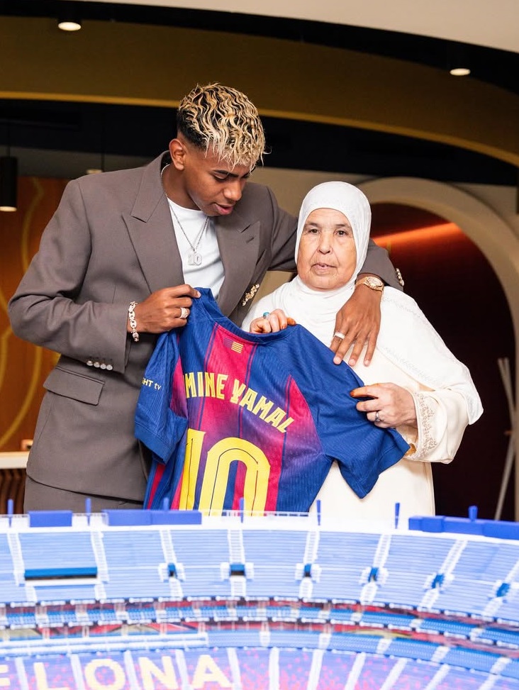 Lamine Yamal ditemani sang ibu saat penandatangan kontrak baru, sekaligus perkanalan jersey bernomor 10 yang akan dikenakannya di musim mendatang. (Sumber: Instagram @lamineyamal)