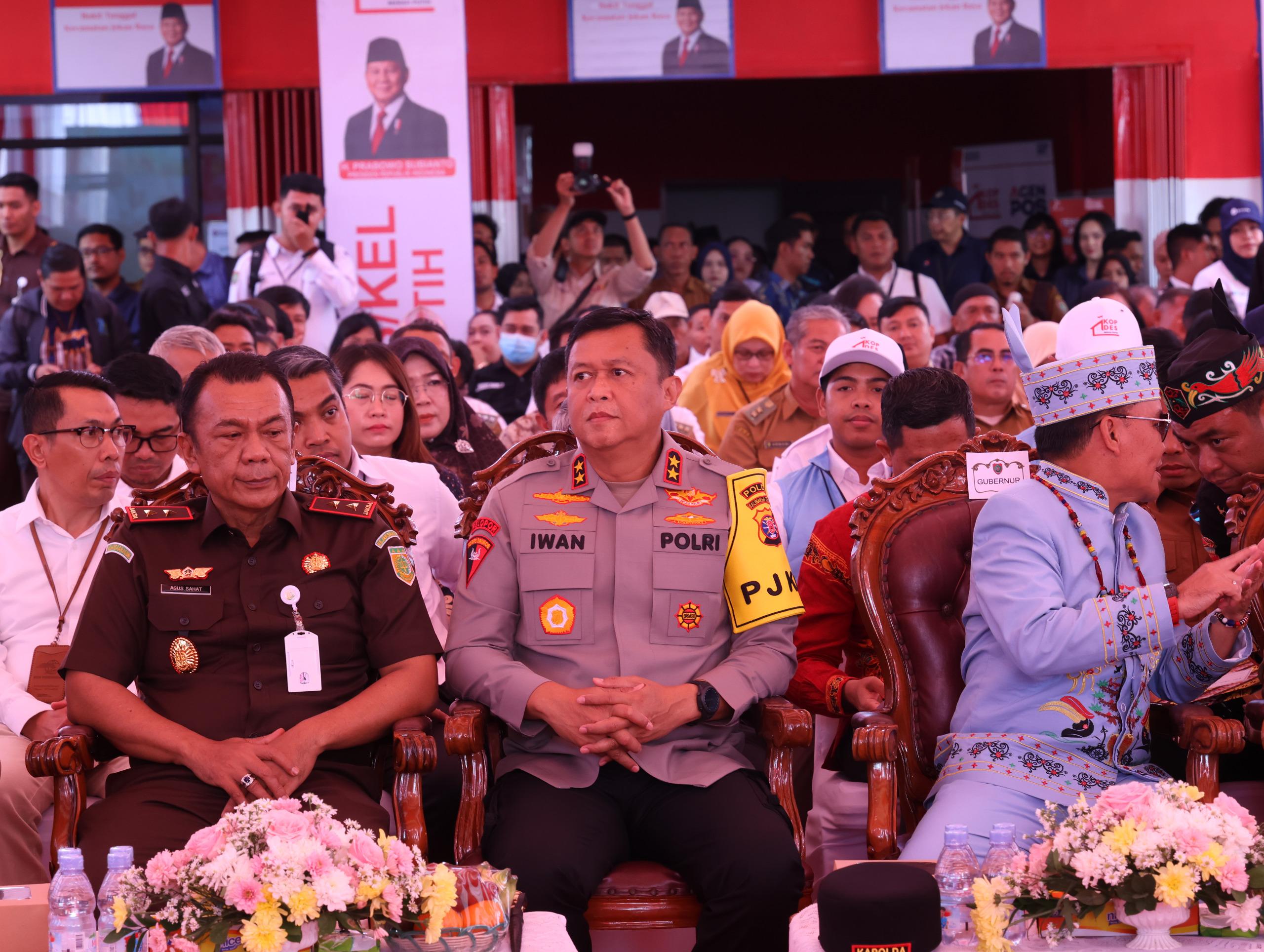 DUKUNG: Kapolda Kalteng, Irjen Pol Iwan Kurniawan, menghadiri peresmian Koperasi Merah Putih di Kantor Koperasi Kelurahan Bukit Tunggal, Jalan Mahir Mahar, Kota Palangka Raya, Senin (21/7/2025). HUMAS