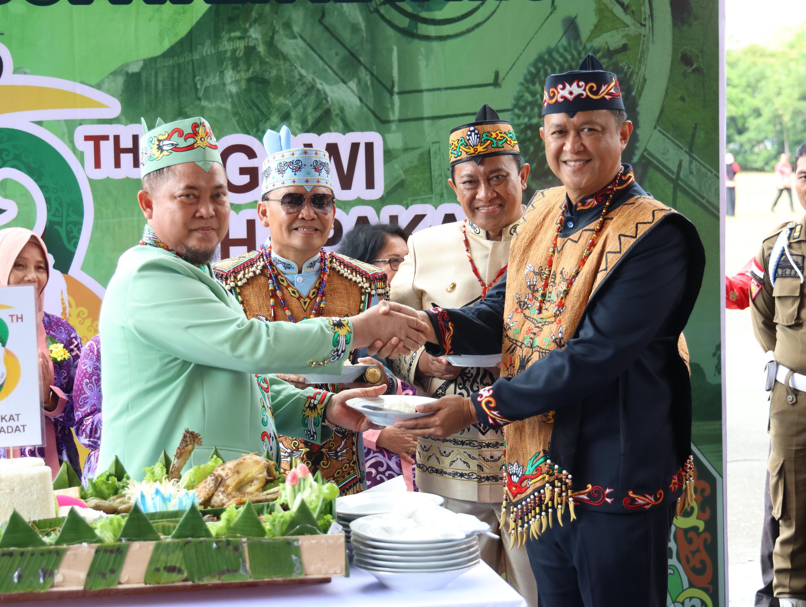SINERGISME: Kapolda Kalteng, Irjen Pol Iwan Kurniawan, menghadiri Upacara Peringatan Hari Jadi ke-23 Kabupaten Katingan di halaman Kantor Bupati Katingan, Senin (21/7/2025). HUMAS