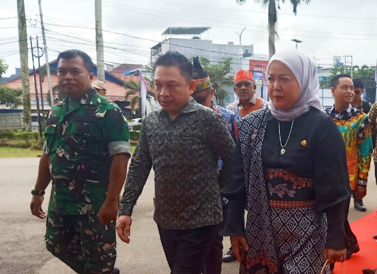 MENGHADIRI-Wakil Ketua I DPRD Batara H Beny Siswanto (kiri) dan Wakil Ketua II, Hj Henny Rosgiaty Rusli (kanan) usai menyambut Wamendagri RI, Jumat (18/7/2025).&nbsp;DPRD UNTUK KALTENG POS