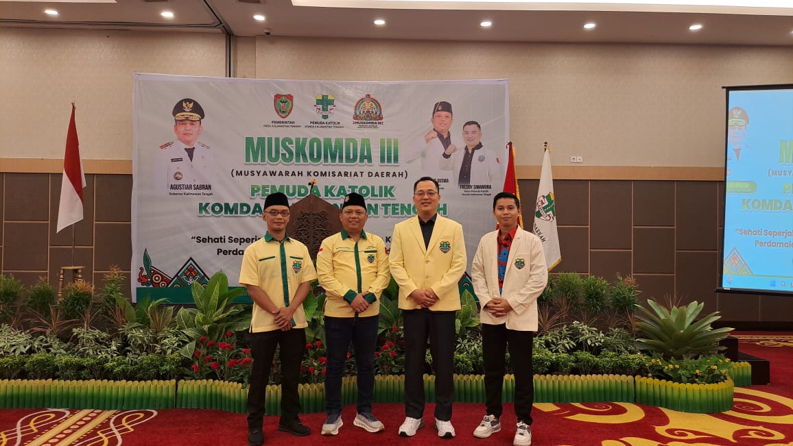 Ketua Pemuda Katolik Kabupaten Kotim, Hendra Sia (kedua dari kanan) saat mengikuti muskomda III pemuda Katolik Kalteng beberapa waktu lalu.