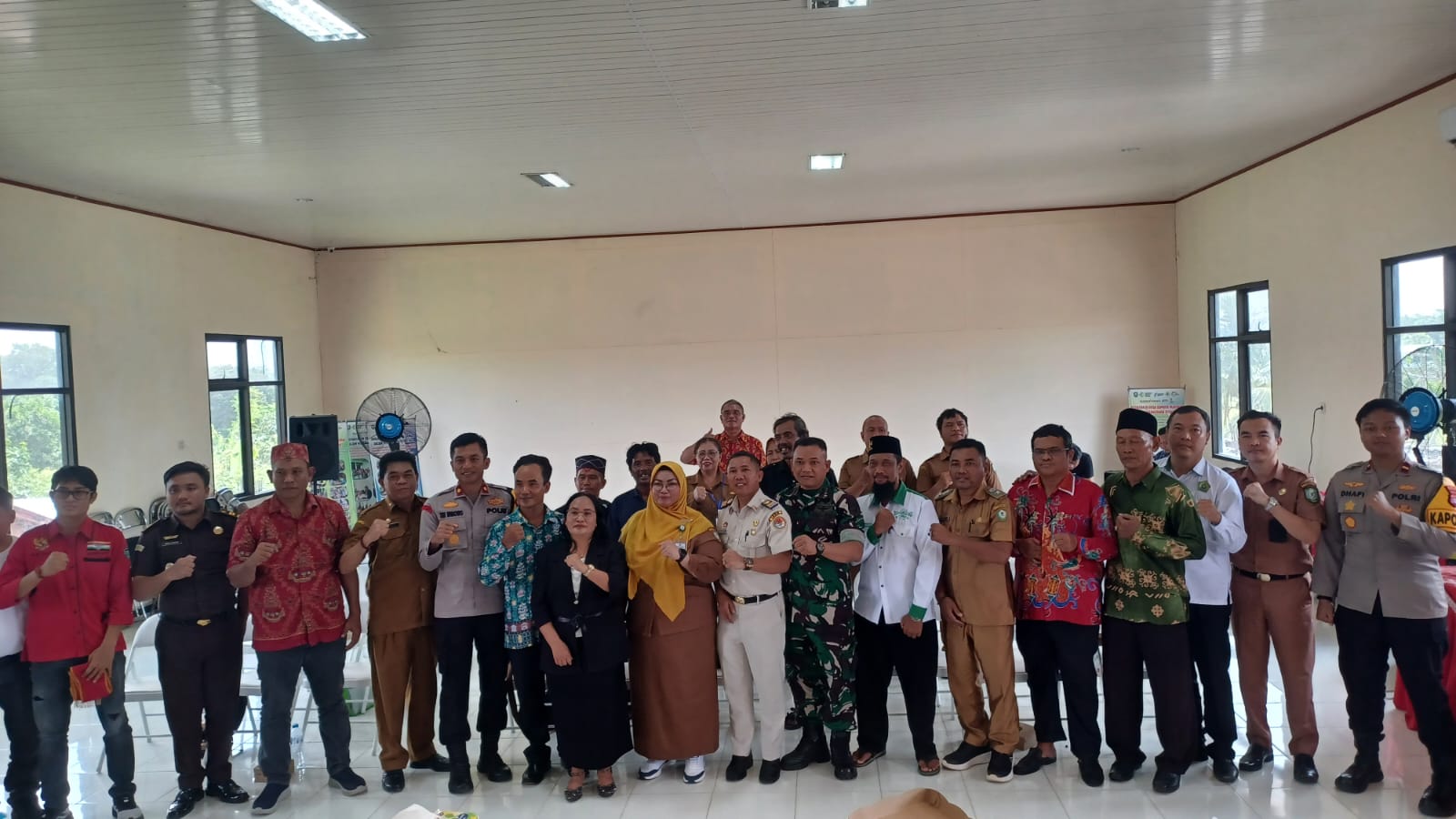 Situasi kebersamaan usai mediasi dan rapat  di Desa Sumber Makmur.