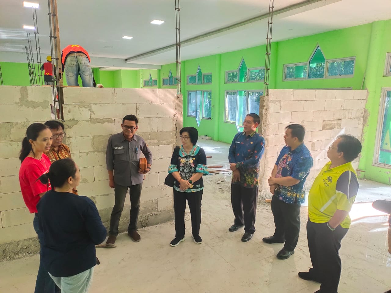 KUNJUNGAN: Wabup Gumas dan rombongan tinjau persiapan Sekolah Rakyat di eks Hotel Katingan, Jumat (18/7/2025). JERI/ KALTENG POS