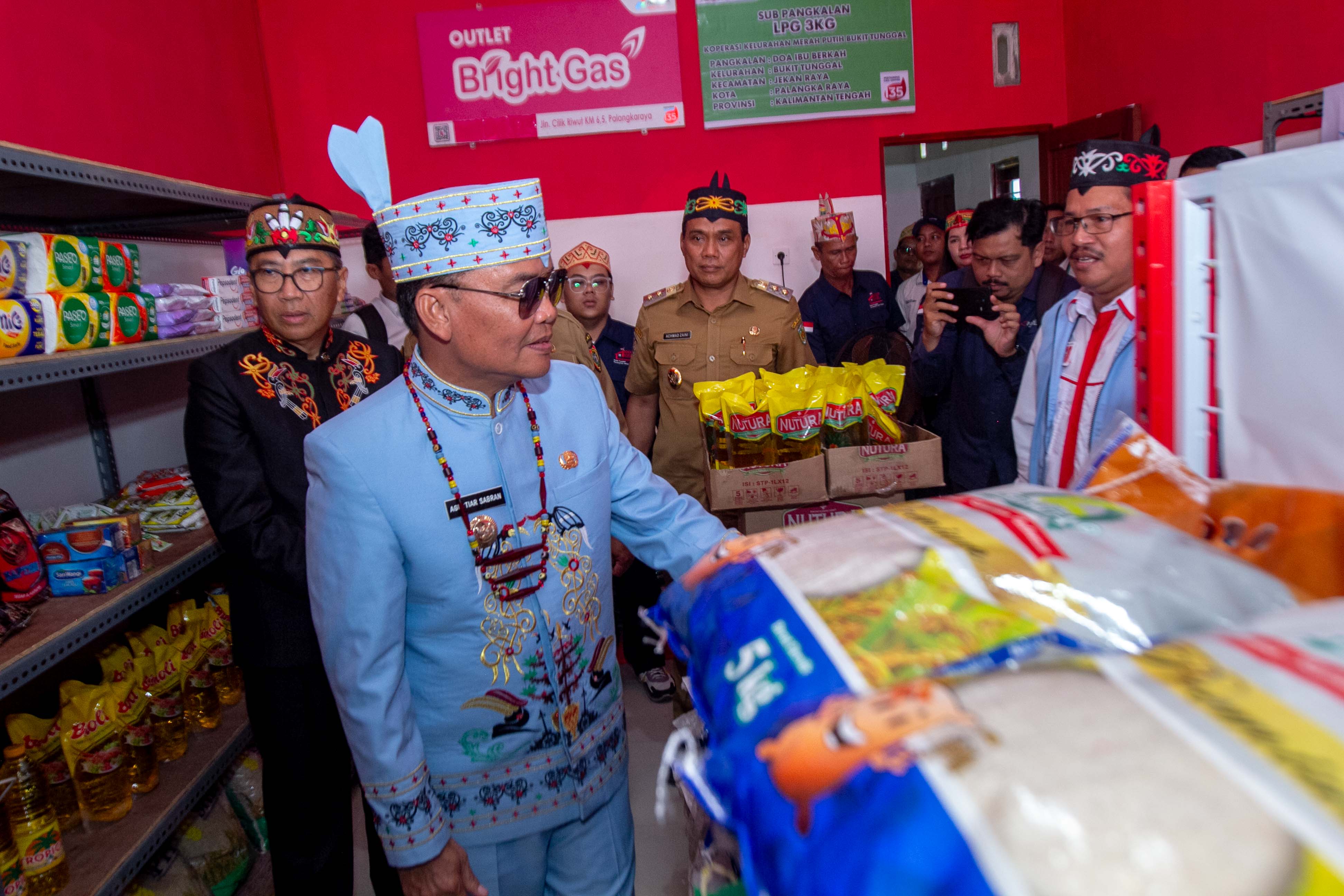 MENGHADIRI: Wali Kota Palangka Raya, Fairid Naparin diwakili wakil wali kota, Achmad Zaini menghadiri peresmian Koperasi Merah Putih Bukit Tunggal oleh Gubernur Kalteng, H Agustiar Sabran.