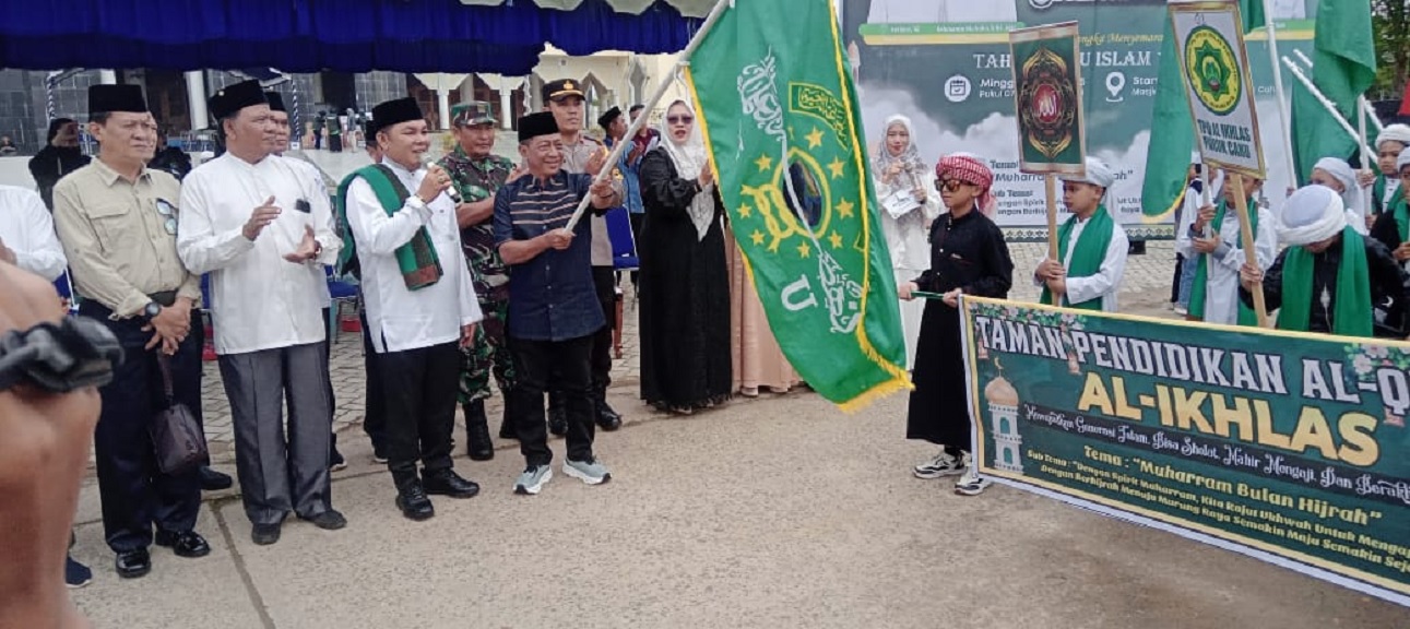 MELEPAS: Bupati Mura, Heriyus membuka pawai semarakan 1 Muharam di Halaman Masjid Agung Al Istiqlal Puruk Cahu, Minggu (20/7/2025)&nbsp; HUMAS UNTUK KALTENG POS