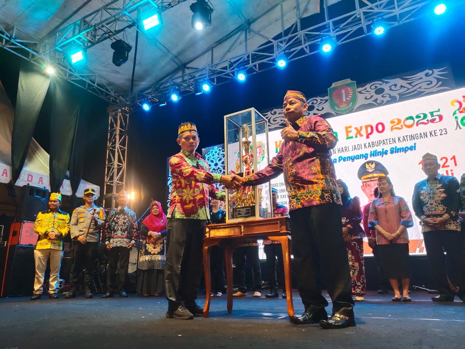 PENYERAHAN: Wakil Bupati Katingan, Firdaus menyerahkan piala kepada Camat Katingan Hilir Dony Merianto yang sukses terpilih sebagai juara Umum FBPHS 2025 di sport center Kasongan