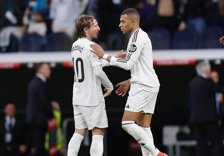 Kylian Mbappe dan Luca Modric saat membela Real Madrid. Nomor punggung 10 yang ditinggalkan Modric akan dipakai Mbappe mulai musim depan. (Sumber: Instagram @k.mbappe)
