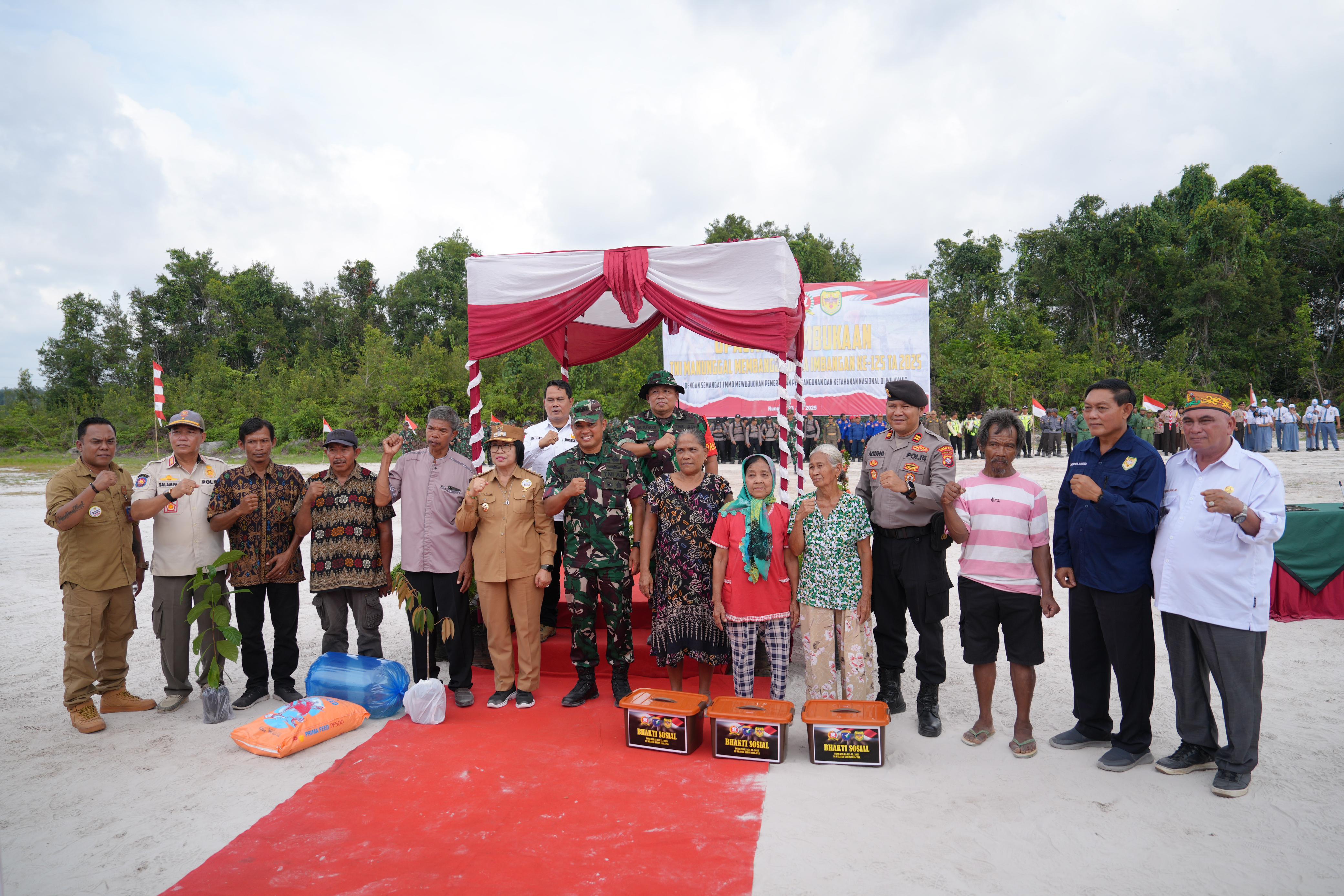 TMMD IMBANGAN: Pabung Gunung Mas, Letkol Inf Mahsun Abadi, bersama Wakil Bupati Gumas Efrensia L.P Umbing mengikuti pembukaan TMMD Imbangan ke-125 Tahun 2025.