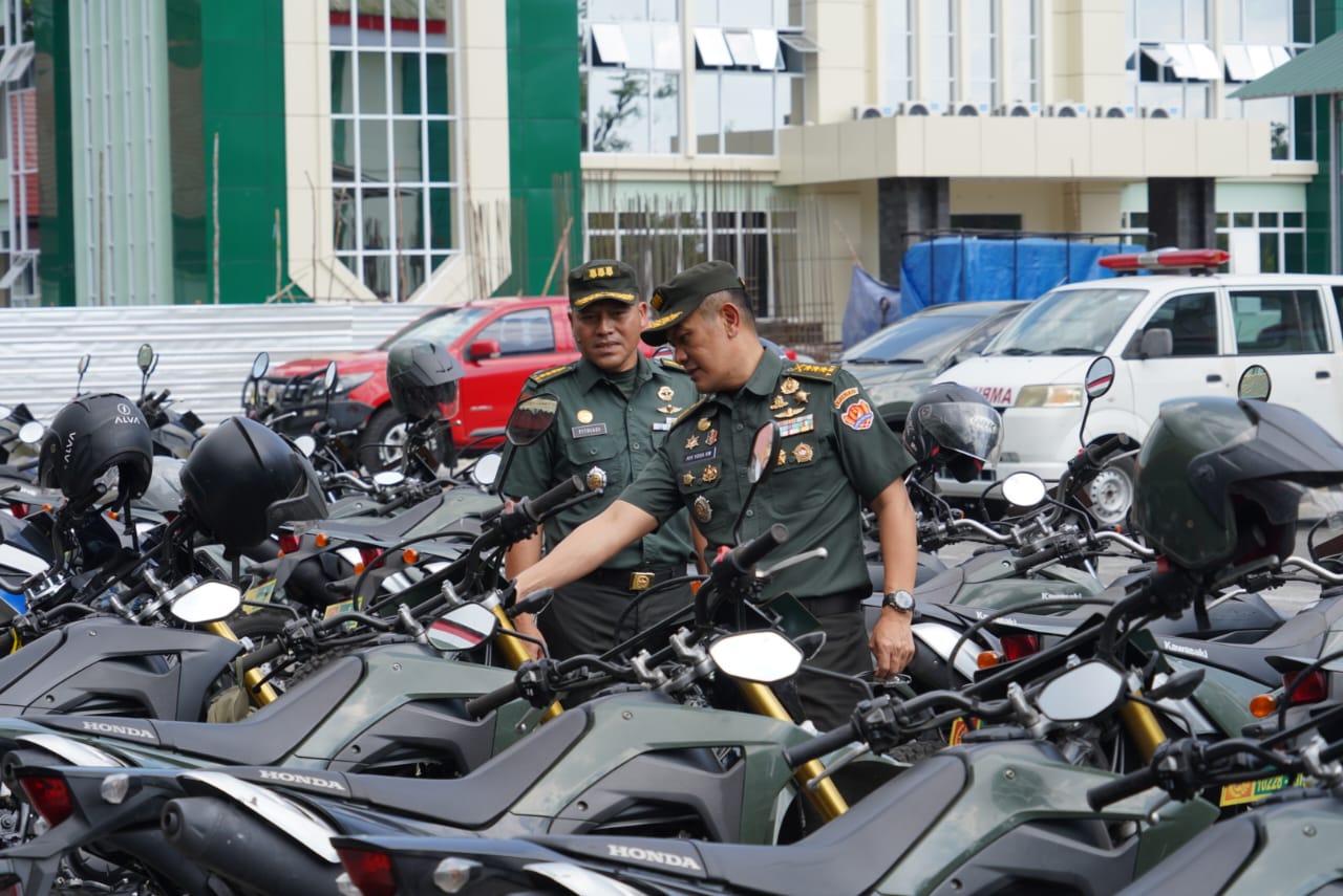 PENGECEKAN: Tim Itjenad melaksanakan pemeriksaan kesiapan personel, sarana prasarana milik Korem 102/Pjg. PENREM