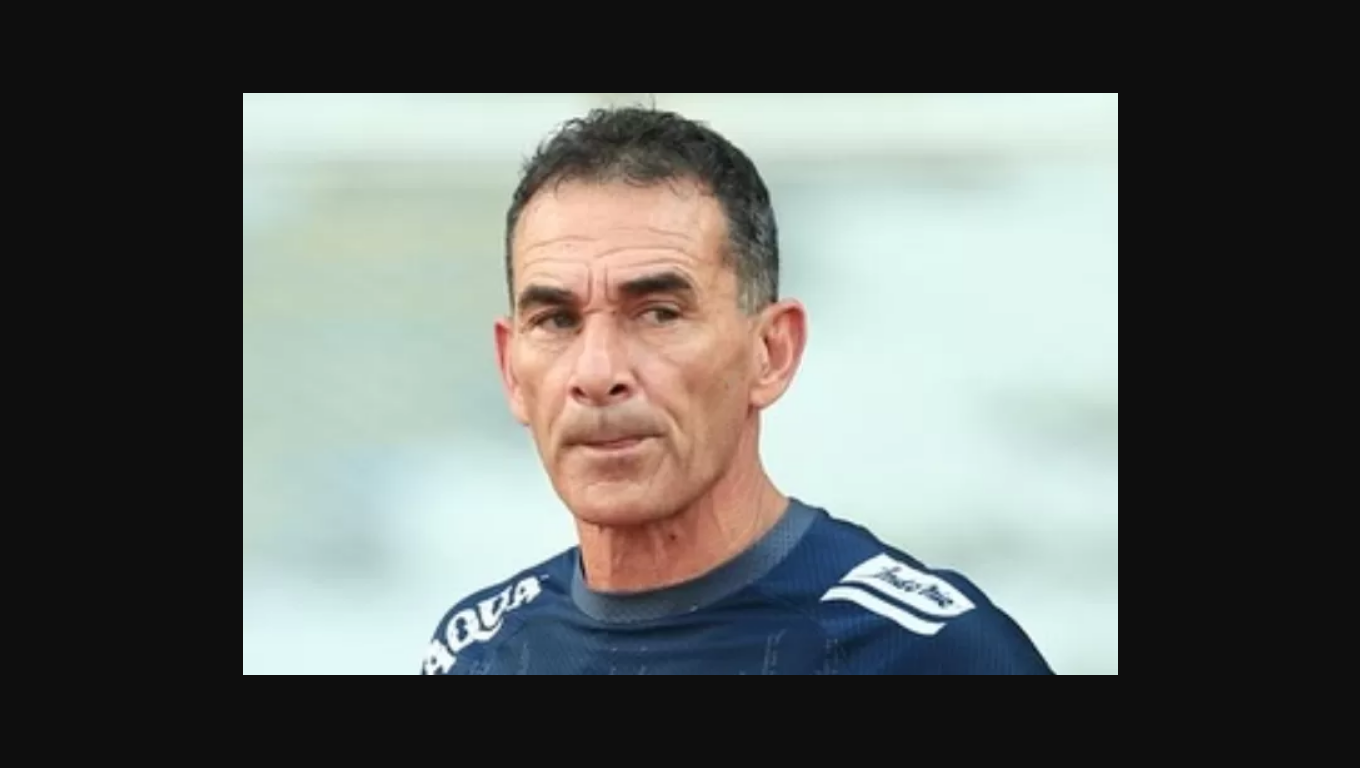 Pelatih Timnas Indonesia U-23, Gerald Vanenburg mengawasi anak didiknya berlatih.