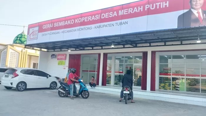 Warga keluar dari gerai sembako setelah di dalam tidak menemukan apa pun,.M. MAHFUDZ MUNTAHA/RADAR TUBAN