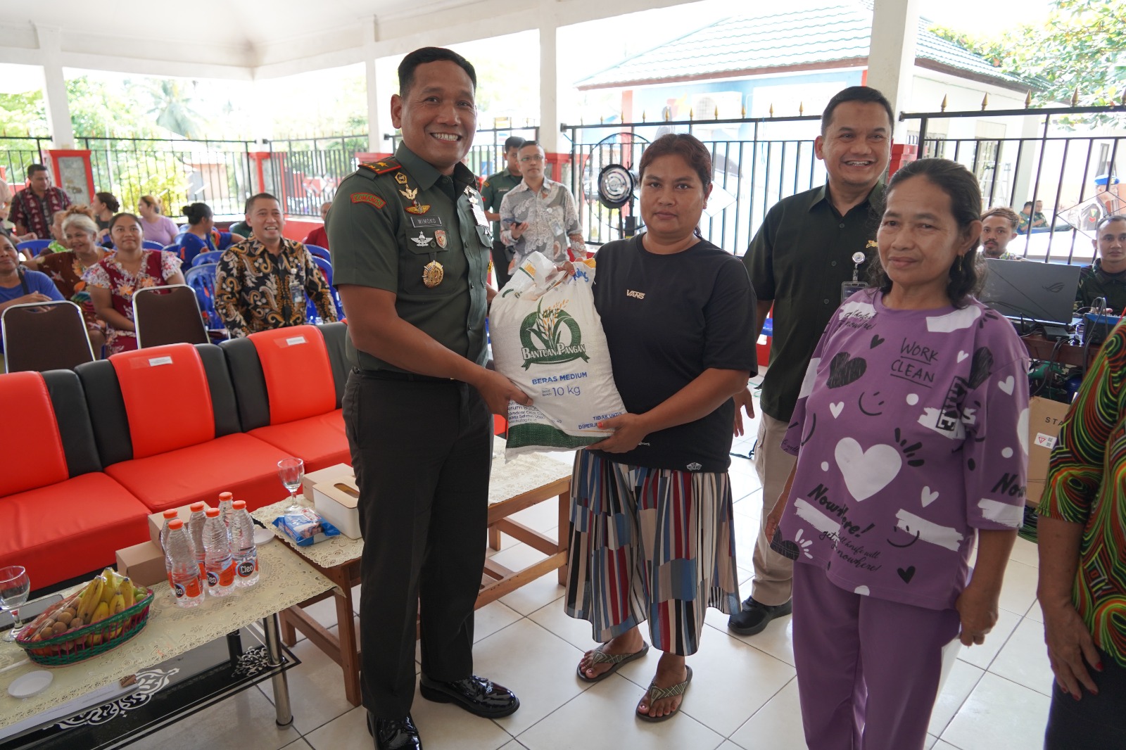KERJA SAMA: Danrem 102/Panju Panjung Brigjen TNI Wimoko, S.E., M.Si menghadiri kegiatan penyaluran bantuan pangan dalam rangka sinergi antara TNI dan Bulog. PENREM